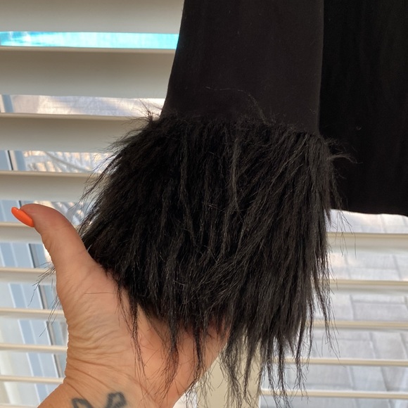 Vince Camuto black knit long sleeve tee with faux fur trim at cuffs - Picture 5 of 10